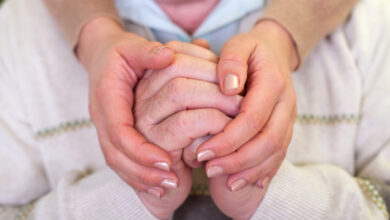 Alzheimer pode afetar mãos. Atenção a este sintoma precoce