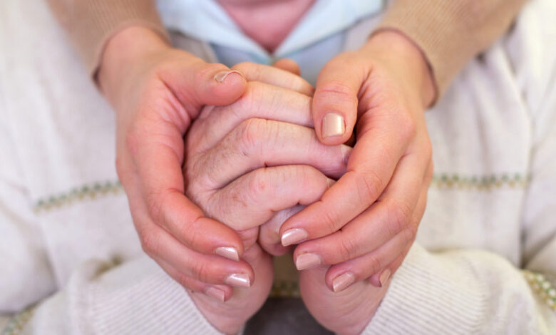 Alzheimer pode afetar mãos. Atenção a este sintoma precoce