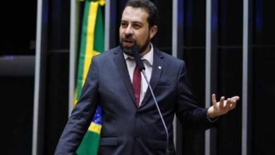 Após ameaça de Elmar, Guilherme Boulos recua e cede relatoria de comissão para União Brasil