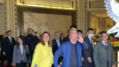 Após mais de 30 horas de viagem, Lula desembarca na China