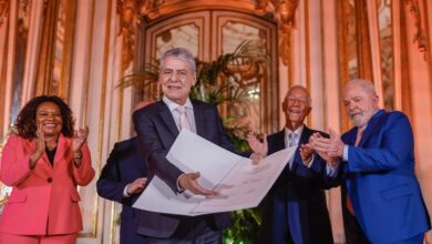 Após quatro anos, Chico Buarque recebe prêmio Camões e alfineta Bolsonaro