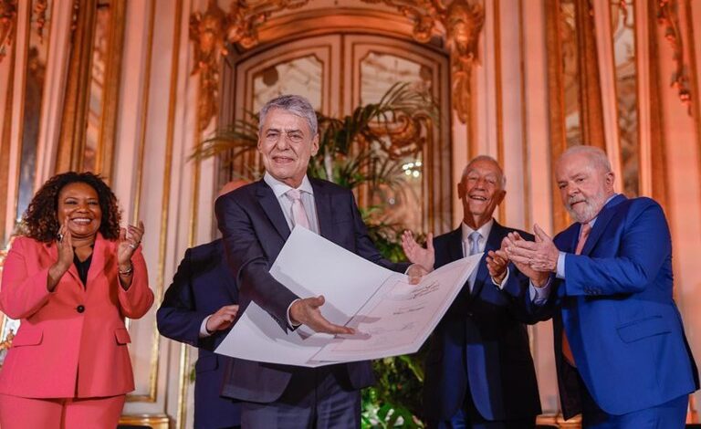 Após quatro anos, Chico Buarque recebe prêmio Camões e alfineta Bolsonaro