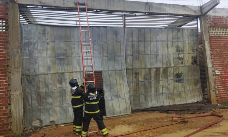 Bombeiros debelam incêndio em galpão em Juazeiro e resgatam gato