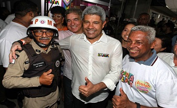 JERÔNIMO CURTE MICARETA DE FEIRA NO MEIO DA PIPOCA; IVETE BRINCOU COM O GOVERNADOR