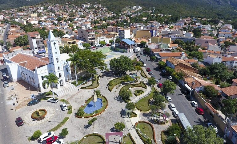 MACAÚBAS SE COMPROMETE A EXONERAR 12 PESSOAS, ENTENDA