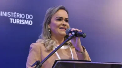 Ministra do Turismo não deve deixar o cargo, informa Valor