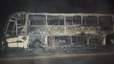 Ônibus da Viação Novo Horizonte pega fogo e funcionários apontam falta de manutenção