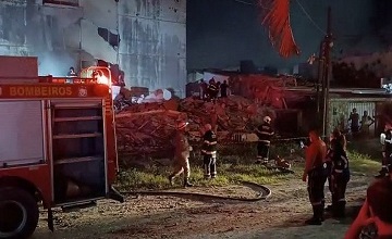 PRÉDIO DESABA EM PERNAMBUCO; BOMBEIROS SEGUEM NO RESGATE