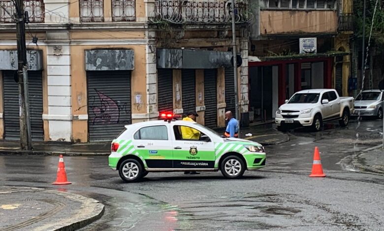 APÓS FORTES CHUVAS, LADEIRA DA MONTANHA É INTERDITADA POR RISCO DE DESLIZAMENTOS