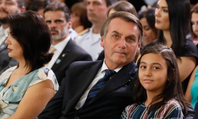 Bolsonaro e filha tiveram cartões de vacina contra Covid-19 alterados
