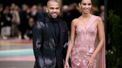 DANIEL ALVES RECEBE VISITA DE JOANA SANZ EM PRISÃO PARA DISCUTIR DIVÓRCIO