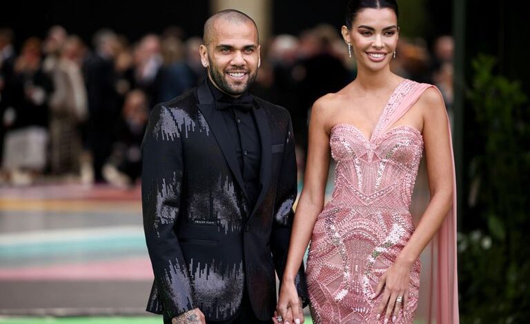 DANIEL ALVES RECEBE VISITA DE JOANA SANZ EM PRISÃO PARA DISCUTIR DIVÓRCIO