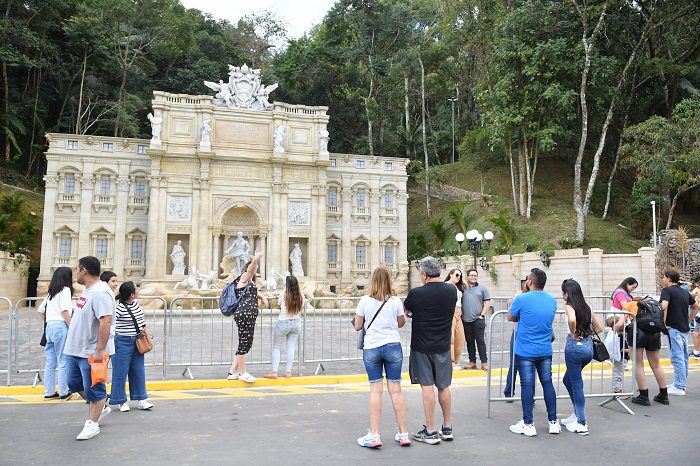 Fontana Di Trevi brasileira é inaugurada em Serra Negra (SP)