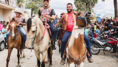 Jerônimo entrega conjunto de obras e prestigia tradicional cavalgada em Miguel Calmon