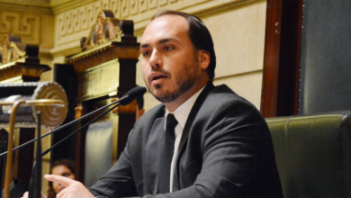 LAUDO COMPROVA PRÁTICA DE ‘RACHADINHA’ NO GABINETE DE CARLOS BOLSONARO