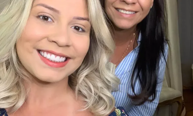 MÃE DE MARÍLIA MENDONÇA SE EMOCIONA COM HOMENAGEM DO NETO LÉO NA ESCOLA