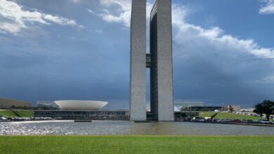 Aprovado projeto que pune discriminação de políticos