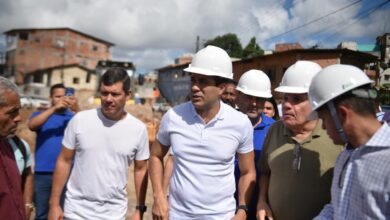 Bruno Reis vistoria obras do Novo Mané Dendê e avalia projeto para trecho de orla do Subúrbio
