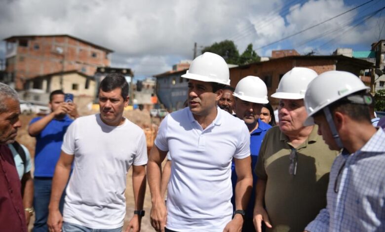 Bruno Reis vistoria obras do Novo Mané Dendê e avalia projeto para trecho de orla do Subúrbio