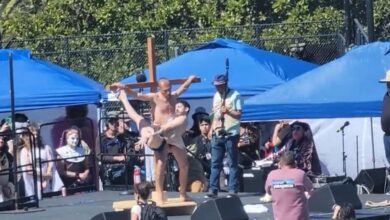 Evento LGBT ridiculariza com “Jesus no pole dance” e deputado baiano aponta vilipêndio religioso