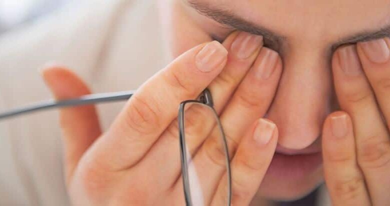 Sente que tem sempre os olhos doloridos? Pode ser um sinal deste problema