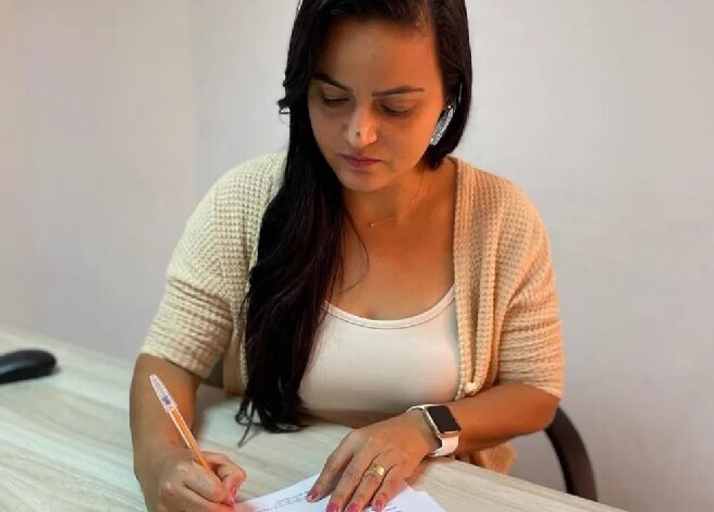 Após extinção ilegal do mandato, Câmara de Lauro de Freitas reconduz Débora Régis à vereança