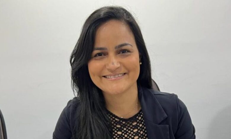 Após extinguir mandato de Débora Régis antes do prazo legal, Câmara de Lauro de Freitas reconduz vereadora do PDT ao cargo