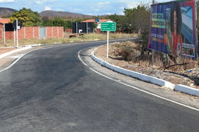 EM CACULÉ, GOVERNO DO ESTADO ENTREGA REQUALIFICAÇÃO EM RODOVIA E NOVA ESCOLA