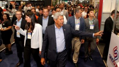 Jerônimo visita stands na abertura da SuperBahia e destaca geração de renda no setor de supermercados