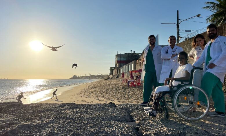 Paciente internada em UTI do Hospital da Mulher celebra aniversário com visita à praia