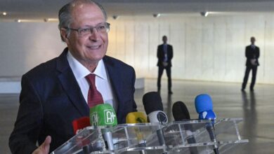 "Só faltam escandalosos juros caírem", defende Alckmin
