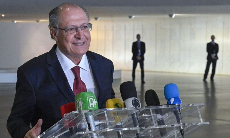"Só faltam escandalosos juros caírem", defende Alckmin