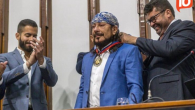Deputado entrega comenda para Bell Marques e se emociona