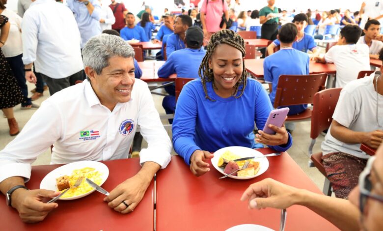Governo do Estado entrega obras de educação, infraestrutura e esporte, em Itanhém