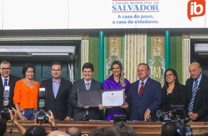 Jornalista Victor Pinto recebe o título de cidadão soteropolitano na Câmara