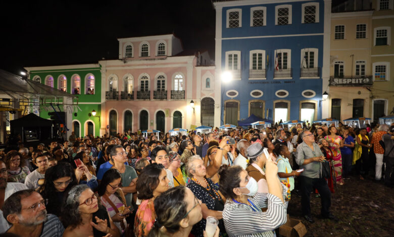 PRIMEIRO DIA DE FLIPELÔ MOVIMENTA O CENTRO HISTÓRICO DE SALVADOR