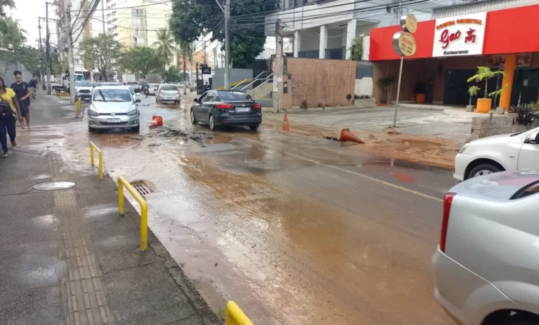 ROMPIMENTO DE ADUTORA INTERROMPE ABASTECIMENTO DE ÁGUA NOS BAIRROS PITUBA E ITAIGARA