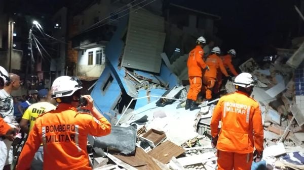PRÉDIO DE 3 ANDARES DESABA EM COSME DE FARIAS