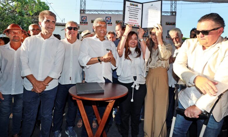 RAFAEL JAMBEIRO: POPULAÇÃO RECEBE ESTRADA PAVIMENTADA, EQUIPAMENTOS E AUTORIZAÇÃO DE NOVAS OBRAS
