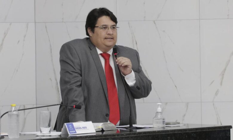 Vereador de Camaçari diz que prefeito emprega cunhada com salário de R$ 19 mil