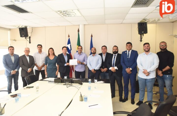 Bruno Reis recebe do presidente do PL, João Roma, estudo com sugestões de medidas econômicas para Salvador