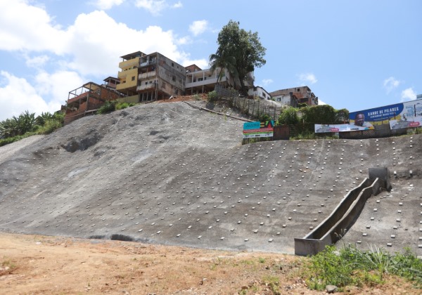 GOVERNO DA BAHIA ENTREGA CONTENÇÃO DE ENCOSTA NO ALTO DO PERU