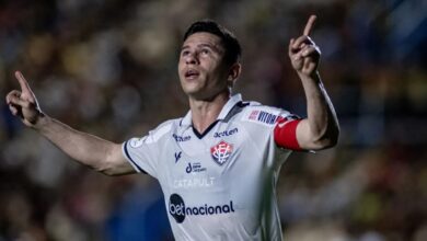 Osvaldo brilha e Vitória fica mais próximo do acesso ao vencer o Sampaio Corrêa