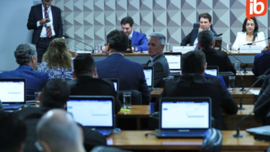 Parlamentares analisam relatório na CPMI do 8 de janeiro