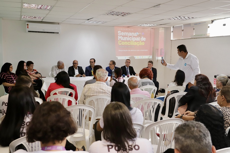 mais de 100 débitos fiscais são regularizados no primeiro dia da ação em Lauro de Freitas