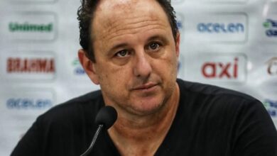 Rogério Ceni demonstra frustração com o resultado negativo contra o América-MG