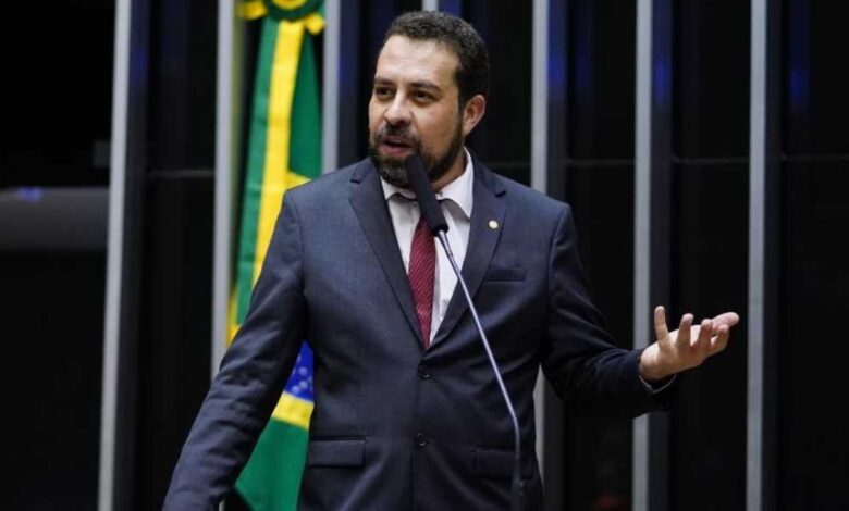 Após ameaça de Elmar, Guilherme Boulos recua e cede relatoria de comissão para União Brasil