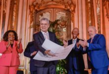 Após quatro anos, Chico Buarque recebe prêmio Camões e alfineta Bolsonaro