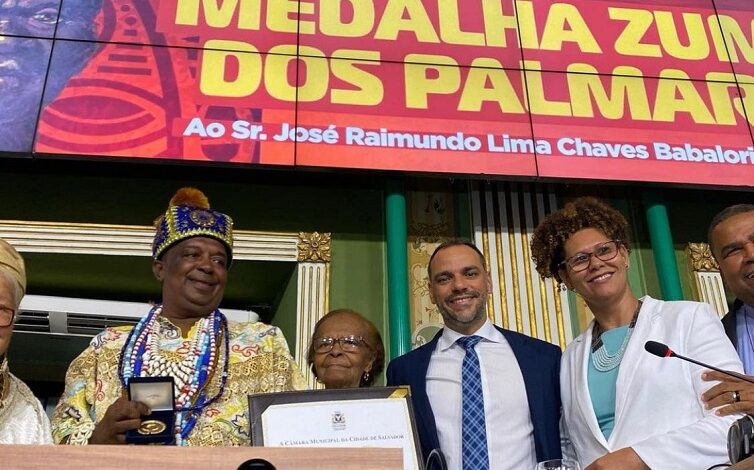 Babalorixá Pai Pote recebe a Medalha Zumbi dos Palmares em Sessão Solene na Câmara Municipal de Salvador