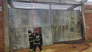 Bombeiros debelam incêndio em galpão em Juazeiro e resgatam gato